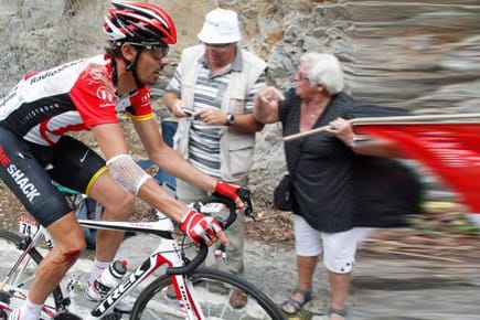 Gezeichnet und entkräftet: Andreas Klöden ist während der 13. Etappe der Tour de France vom Rad gestiegen.