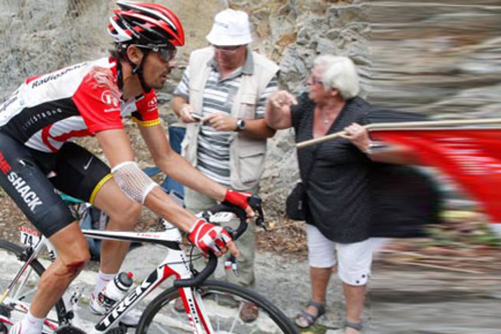 Gezeichnet und entkräftet: Andreas Klöden ist während der 13. Etappe der Tour de France vom Rad gestiegen.