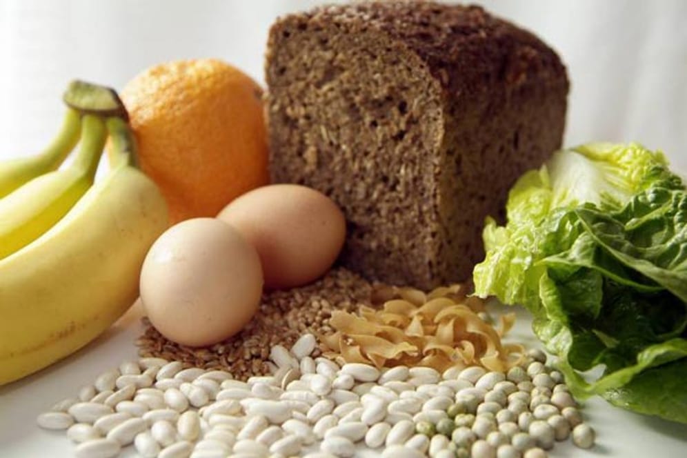 Brot, Obst, Eier, Getreide und Salat: Eine ausgewogene Ernährung besteht aus verschiedenen, frischen Lebensmitteln.