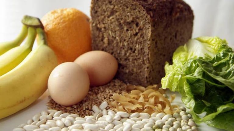 Brot, Obst, Eier, Getreide und Salat: Eine ausgewogene Ernährung besteht aus verschiedenen, frischen Lebensmitteln.