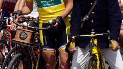 Duell der Generationen mit Notruf-Option: Thomas Voeckler erhält vor dem Start der 13. Etappe ein Ersatz-Rad mit eingebautem Telefon. Das Maillot Jaune hat er aber anbehalten und den vorgeschlagenen Trikottausch mit dem Postboten ausgeschlagen.