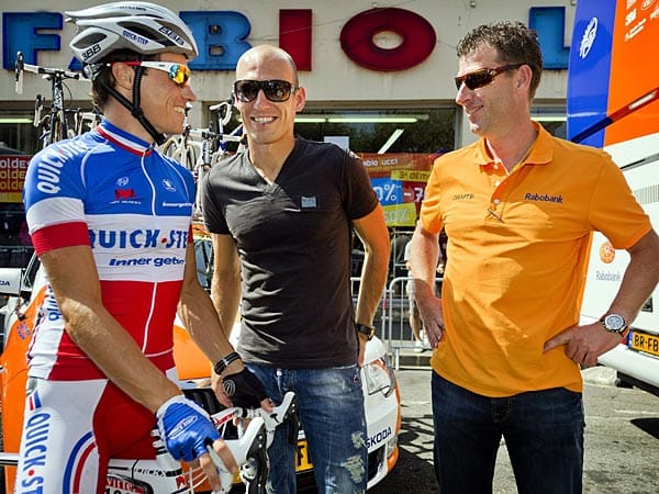 Oranje in Saint-Gaudens: Bayern-Star Arjen Robben (Mitte) stattete der Tour de France einen Besuch ab. Vor dem Start der 14. Etappe unterhielt sich der Niederländer mit dem französischen Meister Sylvain Chavanel (links) und Frans Maasen vom Team Rabobank.