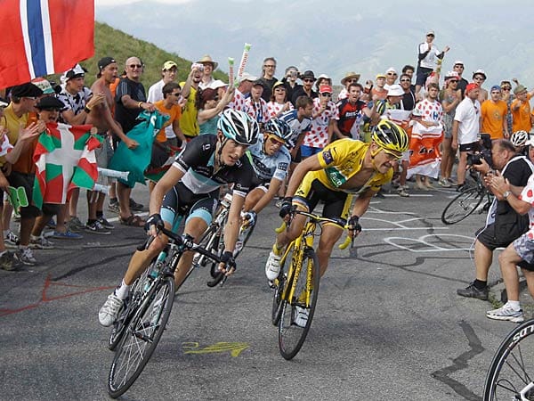 Auf der Verfolgung: Wenig später passierten die Tourfavoriten Andy Schleck (von links) und Alberto Contador sowie Gesamtspitzenreiter Thomas Voeckler diese Stelle.