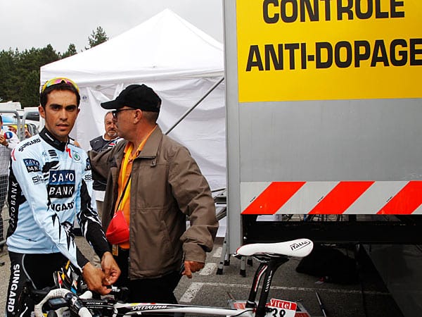 Auch das muss sein: Alberto Contador wurde nach der Etappe zur Dopingkontrolle gebeten - das Ergebnis war noch nicht bekannt.