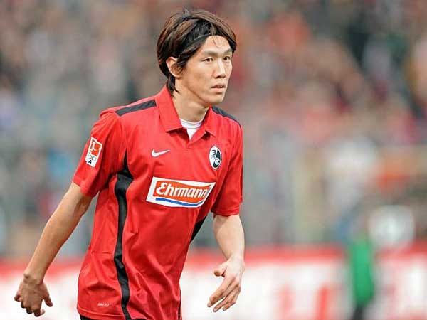 Nach 150 Einsätzen im Dress des J-League-Klubs Albirex Niigata sicherte sich der SC Freiburg im Sommer 2010 die Dienste von Kisho Yano. In seiner ersten Saison im Breisgau schnupperte der Stürmer immerhin 15 Mal Bundesliga-Luft, mehr als eine Torvorlage sprang aber nicht heraus.
