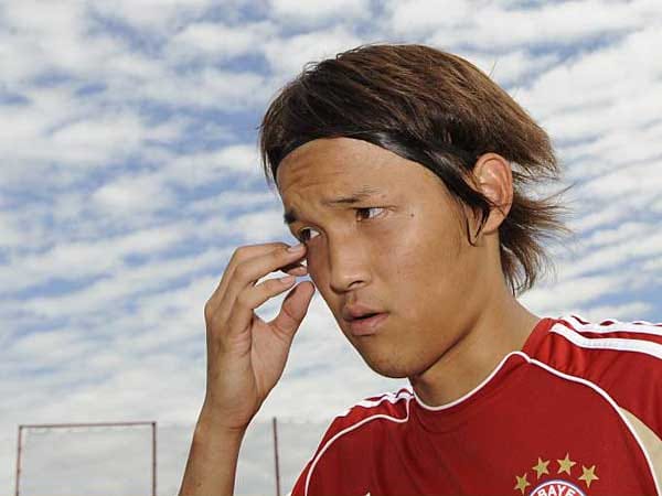 Auch der FC Bayern hat mittlerweile einen Japaner: Takashi Usami kommt mit vielen Vorschusslorbeeren nach München. Der 19-jährige Mittelfeldspieler von Gamba Osaka ist ein Dribbler wie Ribèry und Robben und will das gegen die Originale in München unter Beweis stellen.