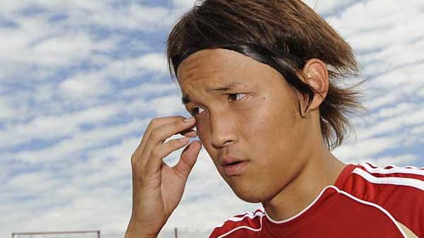 Auch der FC Bayern hat mittlerweile einen Japaner: Takashi Usami kommt mit vielen Vorschusslorbeeren nach München. Der 19-jährige Mittelfeldspieler von Gamba Osaka ist ein Dribbler wie Ribèry und Robben und will das gegen die Originale in München unter Beweis stellen.