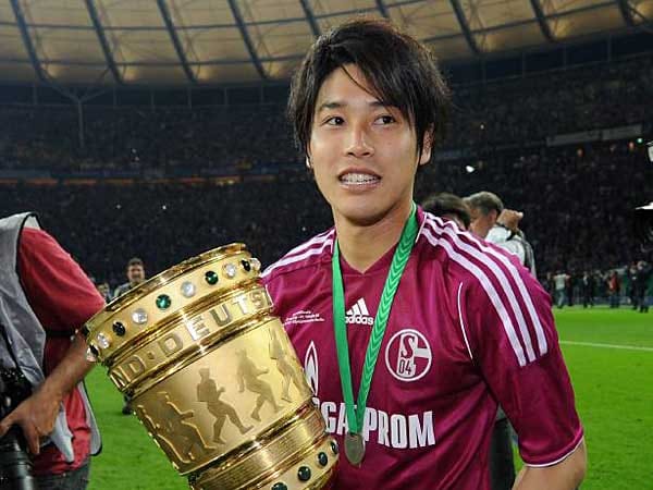 Schalkes Atsuto Uchida hielt am Ende der vergangenen Saison den DFB-Pokal in Händen. Der Rechtsverteidiger hat nach Startschwierigkeiten seinen Platz bei den Königsblauen gefunden.