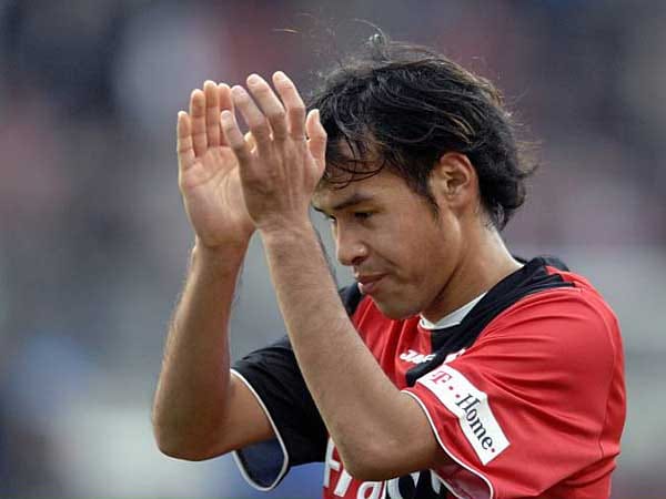 Mit großen Hoffnungen war Naohiro Takahara in das Abenteuer Bundesliga gestartet. In 135 Spielen für den Hamburger SV und Eintracht Frankfurt konnte er sich aber nicht als der vom Boulevard titulierte Sushi-Bomber etablieren. Mit seinen 11 Treffern in der Saison 2006/07 avancierte er aber bei der Eintracht trotzdem zum Publikumsliebling.