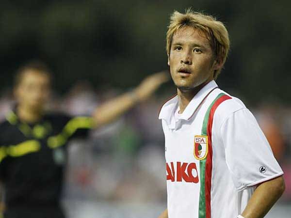Hajime Hosogai hat erfolgreiche Jahre mit den Urawa Red Diamonds hinter sich. Mit Japans Topklub gewann er die Meisterschaft, den Pokal und auch Asiens Champions League. Im Winter 2010 sicherte sich Bayer Leverkusen die Dienste des defensiven Mittelfeldspielers, der aber mittlerweile nach Augsburg ausgeliehen ist. Beim Aufsteiger wartet der 25-Jährige aber noch auf den Durchbruch.
