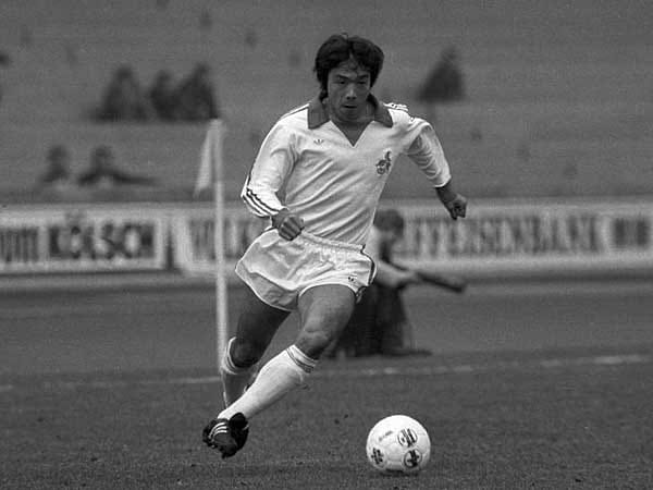 Der bis heute erfolgreichste Japaner war aber ein anderer: Yasuhiko Okudera. Gleich in seiner ersten Saison 1977/78 holte der Mittelfeldspieler mit dem 1. FC Köln das Double aus Meisterschaft und DFB-Pokal. Mit Werder Bremen schrammt er gleich drei Mal knapp am Titel vorbei und wurde Vizemeister.