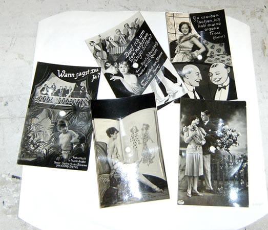 Hier zu sehen sind Postkarten-Schallplatten aus den 1930er Jahren. Die Rückseite kann jeweils beschrieben werden. Die Vorderseite ist Motiv und Schallplatte zugleich.