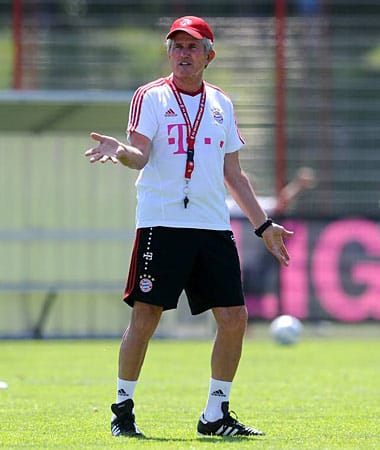 Jupp Heynckes hat es indes wieder nach München gezogen. Beim FC Bayern soll der erfahrene Coach endlich wieder Ruhe in den Verein bringen und den letzten Saison titellosen Klub auch international wieder in die Spur bringen. Nach der verkorksten letzten Spielzeit steht außer Frage: 2011/2012 zählt nur die Meisterschaft. Und gerne mehr.