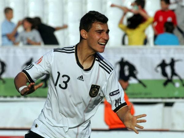 Kaan Ayhan gehört zum Team der U17-Nationalmannschaft, die in Mexiko zu überzeugen wusste. Der defensive Mittelfeldspieler aus der U19 des FC Schalke 04 gilt als hoffnungsvolles Talent bei den Königsblauen.