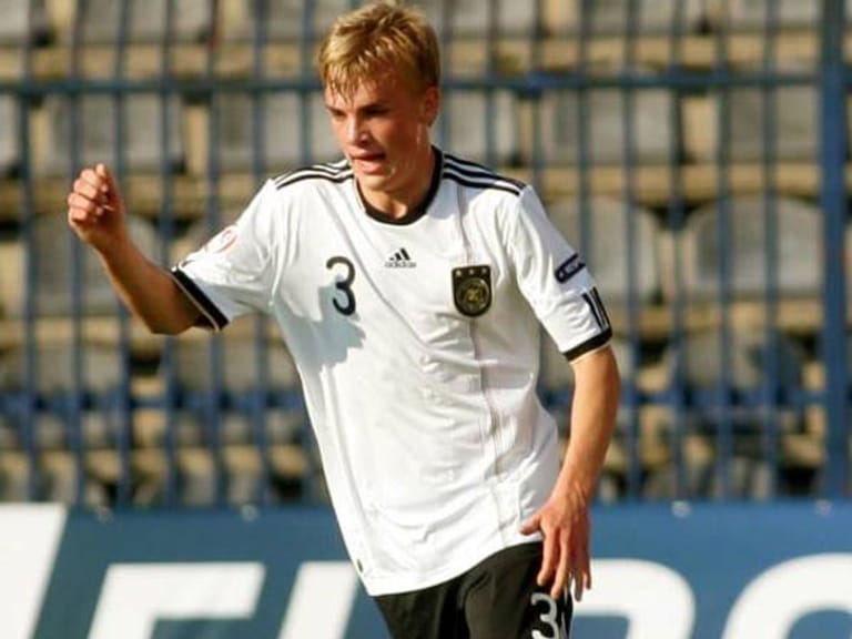 Auch sein Mannschaftskollege Cimo Röcker hat großes Potential. Auch der Außenverteidiger war Stammspieler bei der U17-WM und soll über Werders U19 an höhere Aufgaben herangeführt werden.