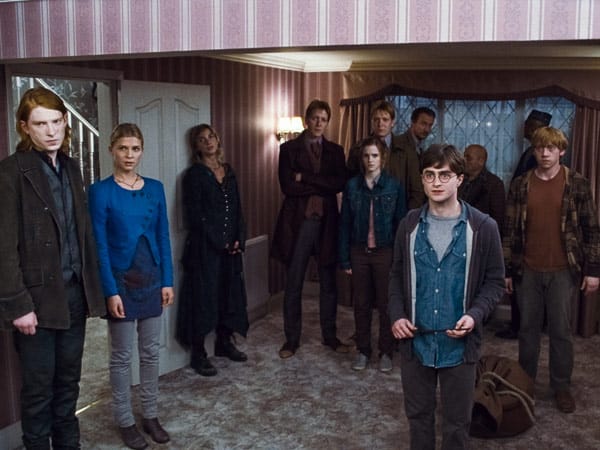 Mit Hilfe seiner Freunde, die sich in sieben Potters verwandeln, soll er zu einem anderen sicheren Versteck gebracht werden. Auch wenn Harry sich dagegen sträubt, eine andere Wahl hat er nicht.