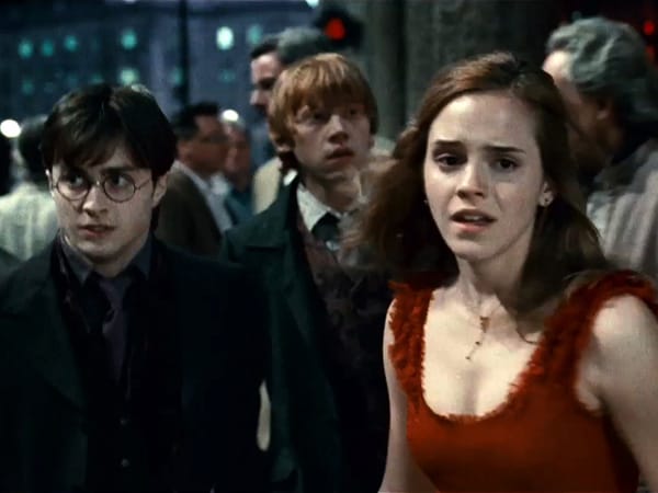Nach einer kurzen Zeit der Ruhe und einer Hochzeitsfeier müssen Hermine (Emma Watson), Ron (Rupert Grint) und Harry erneut flüchten und landen dabei direkt in London, wo sie abermals von Todessern gejagt werden.