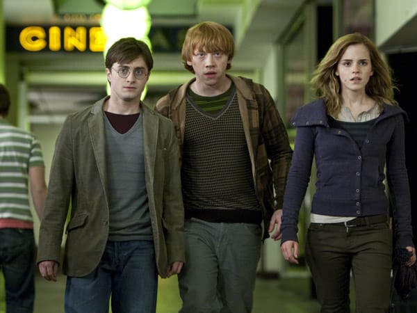Im alten Black-Haus finden sie vorerst ein sicheres Versteck. Hier bereiten sie sich auf eine schier unmögliche Aufgabe vor: die Suche nach den Horcruxen, jenen Gegenständen, die Voldemort seine Unsterblichkeit verleihen.