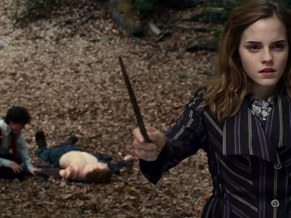 Ein erster Hinweis auf einen Horcrux führt die drei Freunde direkt ins Ministerium und zu Dolores Umbridge. Nur knapp können sie aus dem unterirdischen Trakt entkommen, jedoch im Besitz des gesuchten Horcruxes. Ein erster Triumph!