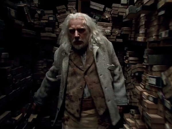 Im Wald sieht Harry ein weiteres Mal durch Voldemorts Augen. Er sieht den Zauberstabmacher Gregorovitch (Rade Serbedzija) und Voldemort, der nach etwas sucht. Etwas, das Harry bald vor eine wichtige Entscheidung stellen wird...