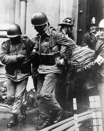 Soldaten und Feuerwehrleute bergen Allendes Leichnam: Rechten Kreisen, vor allem dem Militär, waren die Maßnahmen Allendes zu radikal. Mit Unterstützung der CIA stürzten sie den Präsidenten und errichteten unter der Führung von General Augusto Pinochet eine grauenerregende Diktatur in dem südamerikanischen Land. Eines der ersten Opfer der Ereignisse war Allende.