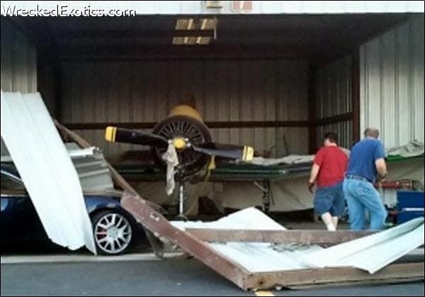 Doppeltes Pech in Arizona: Der Eigentümer dieses Maserati erlaubte seinem Neffen, damit eine Runde zu drehen. Prompt krachte der 21-Jährige in einen Hangar und zerstörte ein erst kürzlich restauriertes Flugzeug. Schaden: 250.000 Dollar.
