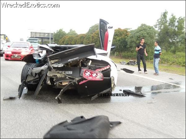 Dieser Lambo Murciélago lieferte sich in Kuala Lumpur ein illegales Rennen mit einem BMW M5 und krachte in eine Begrenzung. Beide Fahrer wurden zum Glück nur leicht verletzt.