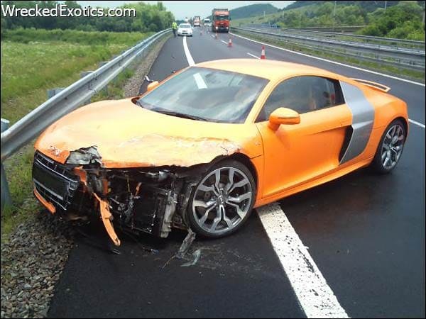 Diesen Audi R8 V10 hatte sich ein Mann in der Slowakei nur ausgeliehen - prompt verlor er die Kontrolle über das Fahrzeug.