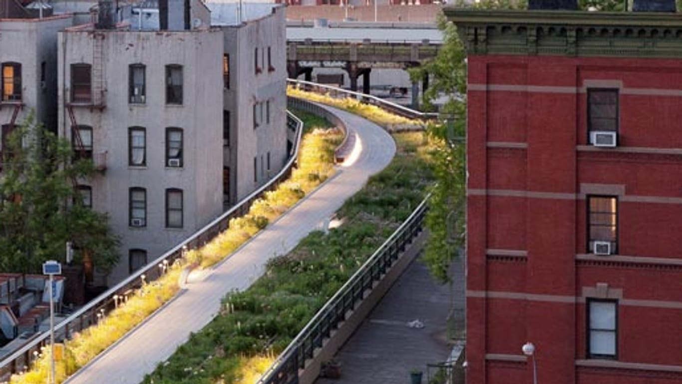 Der "High Line Park" läuft durch New Yorks Straßen