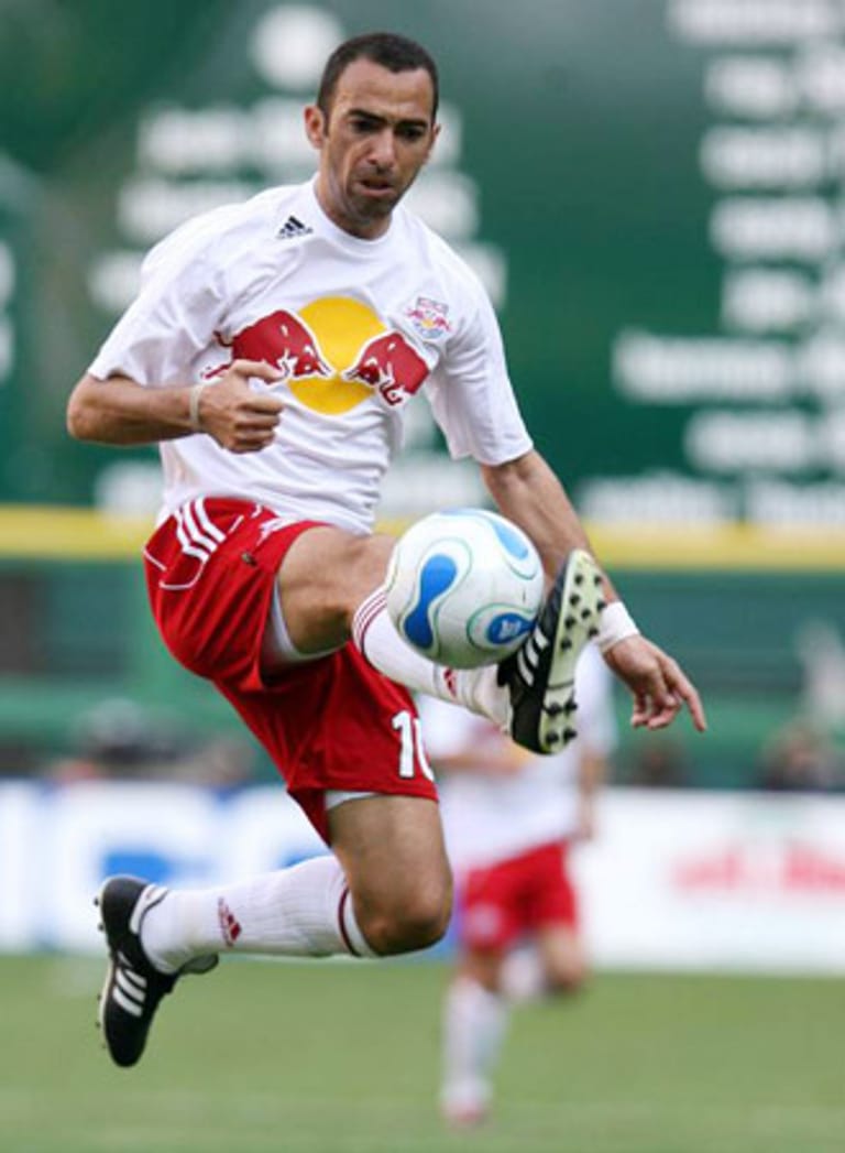 Youri Djorkaeff zauberte in der Bundesliga für den 1. FC Kaiserslautern und ging 2005 nach New York. Dort spielte der Franzose für die Metro Stars bzw. nach der Umbenennung für Red Bull.
