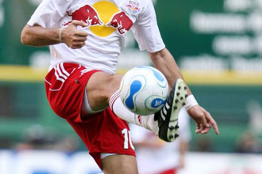 Youri Djorkaeff zauberte in der Bundesliga für den 1. FC Kaiserslautern und ging 2005 nach New York. Dort spielte der Franzose für die Metro Stars bzw. nach der Umbenennung für Red Bull.