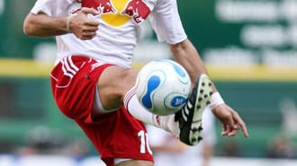 Youri Djorkaeff zauberte in der Bundesliga für den 1. FC Kaiserslautern und ging 2005 nach New York. Dort spielte der Franzose für die Metro Stars bzw. nach der Umbenennung für Red Bull.