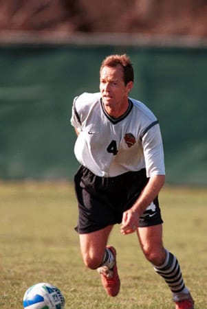 Der Deutsch-Amerikaner Thomas "Tom" Dooley wechselte nach Stationen beim FC Homburg, dem 1. FC Kaiserslautern, Bayer Leverkusen und Schalke 04 im Jahr 1997 über den großen Teich zu Columbus Crew. Drei Jahre später schloss er sich den New York Metro Stars an.