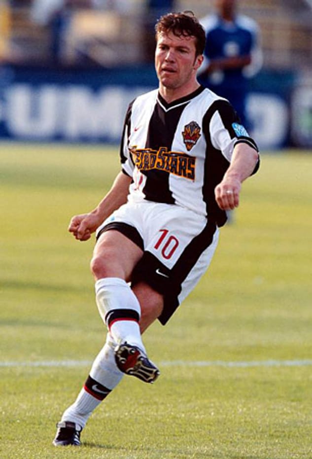 Lothar Matthäus prägte beim FC Bayern München eine Ära. Nach seinem Abschied 2000 ließ er seine großartigen Karriere bei den New York Metro Stars ausklingen.