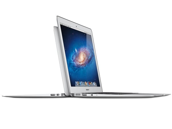 Die neue MacBook Air Familie arbeitet mit Intels neuen Sandy-Bridge-Prozessoren, die gegenüber ihren Vorgängermodellen bis 30 Prozent mehr Leistung bringen. Die kleine Version des MacBook Airs gibt es nur mit einem Interl Core i5 Prozessor mit 1,6 Gigahertz Taktung. Die 13,3-Zoll-Version des MacBook Air kann wahlweise auch mit einem schnelleren Intel Core i7 Prozessor ausgestattet werden. (Bild: Apple).