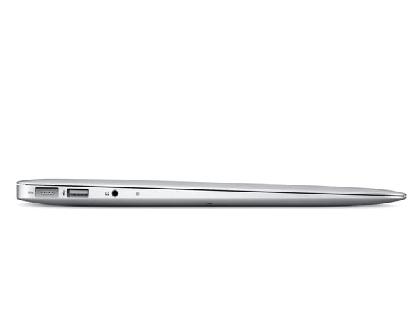 Das neue MacBook Air kommt eben so rank und schlank daher wie sein Vorgänger: 30 Zentimeter breit und 22,7 Zentimeter tief. Das sich nach vorne verjüngende Aluminiumgehäuse ist an der dicksten Stelle gerade einmal 1,7 Zentimeter hoch. An seiner dünnsten Stelle misst das MacBook Air nur 2,8 Millimeter. (Bild: Apple)
