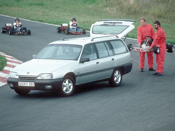 Schon vom Omega A gab es auch eine Kombiversion, die damals bei Opel noch Caravan hieß und sehr viel Platz bot.