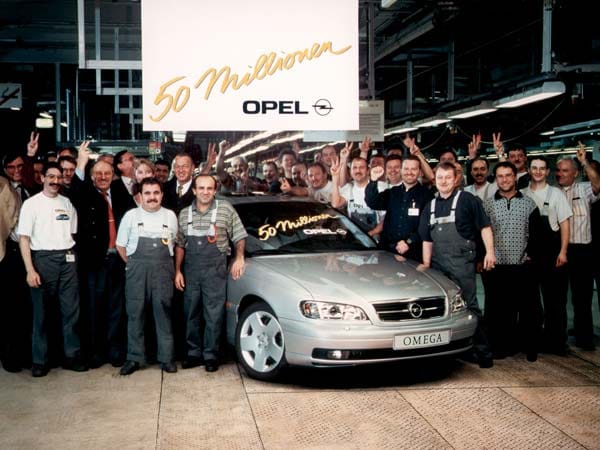 Noch ein Jubiläum mit dem Omega: 50 Millionen Opel, 1999. 2003 verschwand der letzte große Opel mit Hinterradantrieb von der Bildfäche.