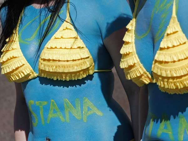 Für die Astana-Mannschaft haben sich weibliche Fans in Schale geworfen.