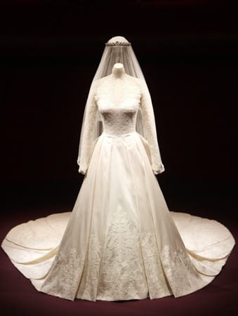 Im Buckingham Palast kann man nun das Brautkleid von Kate aus der Nähe bewundern.