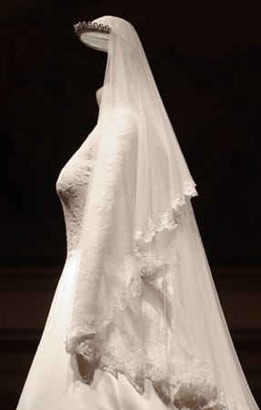 Das Kleid war von Sarah Burton, der Chefdesignerin des britischen Modehauses Alexander McQueen, für die Trauung kreiert worden.