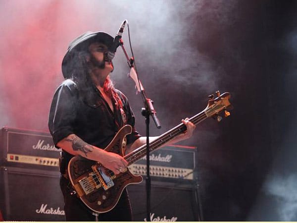 Sänger Lemmy Kilmister der britischen Rock- und Heavy-Metal-Band Motörhead.