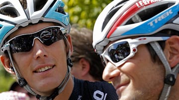 Gut gelaunte Brüder: Nach ihrem Doppelsieg am Galibier waren Andy (links) und Frank Schleck auch noch vor dem Start der 19. Etappe der Tour de France bester Dinge.