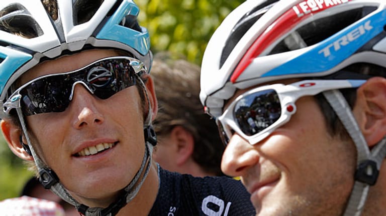 Gut gelaunte Brüder: Nach ihrem Doppelsieg am Galibier waren Andy (links) und Frank Schleck auch noch vor dem Start der 19. Etappe der Tour de France bester Dinge.