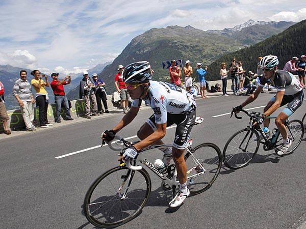 Bergsprint: Alberto Contador (vorne) wollte es wirklich wissen und forcierte immer wieder das Tempo. Und zumindest Andy Schleck ging mit.