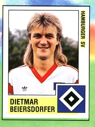 Auch hübsch anzusehen: Das Panini-Bildchen von Ex-HSV-Abwehr-Kicker Dietmar Beiersdorfer von 1989. Mit dem Verein holte er 1987 den DFB-Pokal. Später kickte er noch bei Werder Bremen sowie beim 1. FC Köln und war von 2002 bis 2009 sportlicher Leiter bei den Hamburgern.
