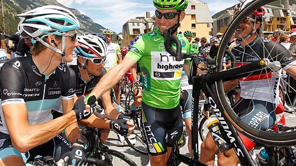 Gut gemacht: Auch Sprint-Ass Mark Cavendish (Mitte) gratulierte Andy Schleck (links) vor dem Start der 19. Etappe zu dessen Husarenritt, der am Vortag mit dem Etappensieg am Galibier geendet hatte.