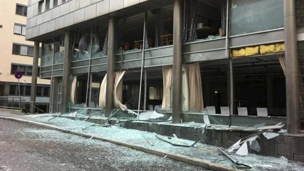 Der Anschlag zielt auf das Herz der norwegischen Demokratie: Im Regierungsviertel gibt es zahlreiche Schäden, auch das Büro von Ministerpräsident Jens Stoltenberg wird beschädigt.