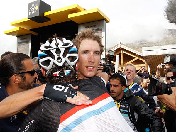 Brüderliebe: Andy Schleck (rechts) umarmt seinen Bruder Frank nach dem Zieleinlauf in Alpe d'Huez, wo sich der Luxemburger das Gelbe Trikot holte.