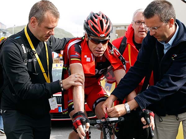 Total verausgabt: Cadel Evans zeigte einmal mehr eine starke Leistung. Und noch ist der Toursieg drin. Vor dem entscheidenden Zeitfahren liegt der Australier nur 57 Sekunden hinter den Gelben Trikot.